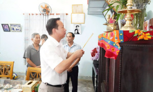 ẤM ÁP NGHĨA TÌNH NGÀY 27/7: CÁC ĐOÀN CÔNG TÁC PHƯỜNG HÀNG GÒN TIẾP TỤC THĂM HỎI, TẶNG QUÀ GIA ĐÌNH CHÍNH SÁCH NHÂN KỶ NIỆM 79 NĂM NGÀY THƯƠNG BINH - LIỆT SĨ