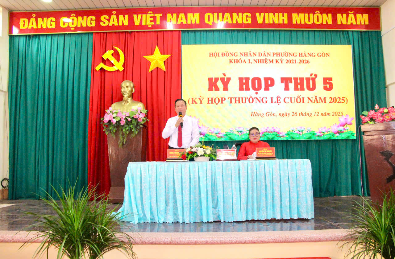 Đồng chí Nông Thanh Tuấn- Bí thư Đảng ủy, Chủ tịch HĐND phường và đồng chí Nguyễn Thị Minh Hà- Ủy viên BCH Đảng bộ, Phó Chủ tịch HĐND phường đồng chủ tọa kỳ họp.