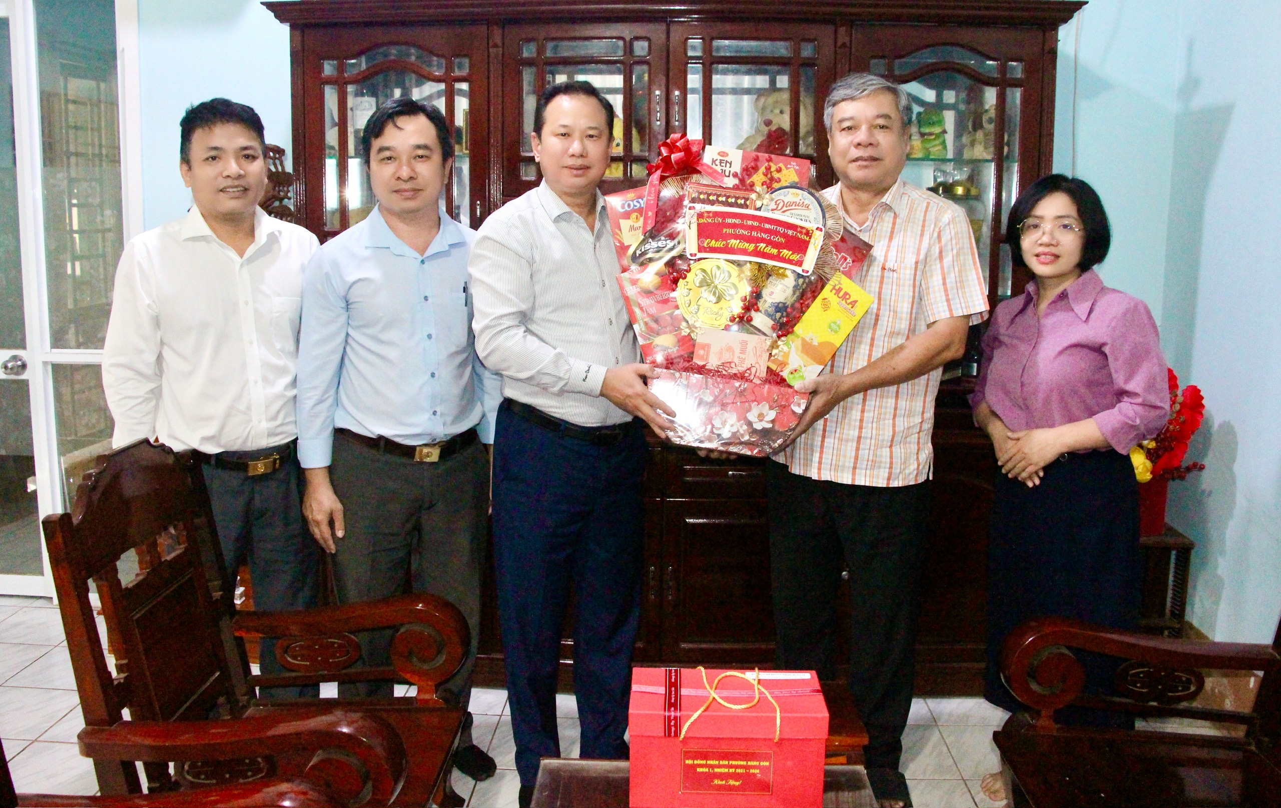 Đồng chí Nông Thanh Tuấn-Bí thư Đảng ủy, Chủ tịch HĐND phường cùng Đoàn thăm và tặng quà các đồng chí Nguyên là lãnh đạo phường qua các thời kỳ trên địa bàn phường.