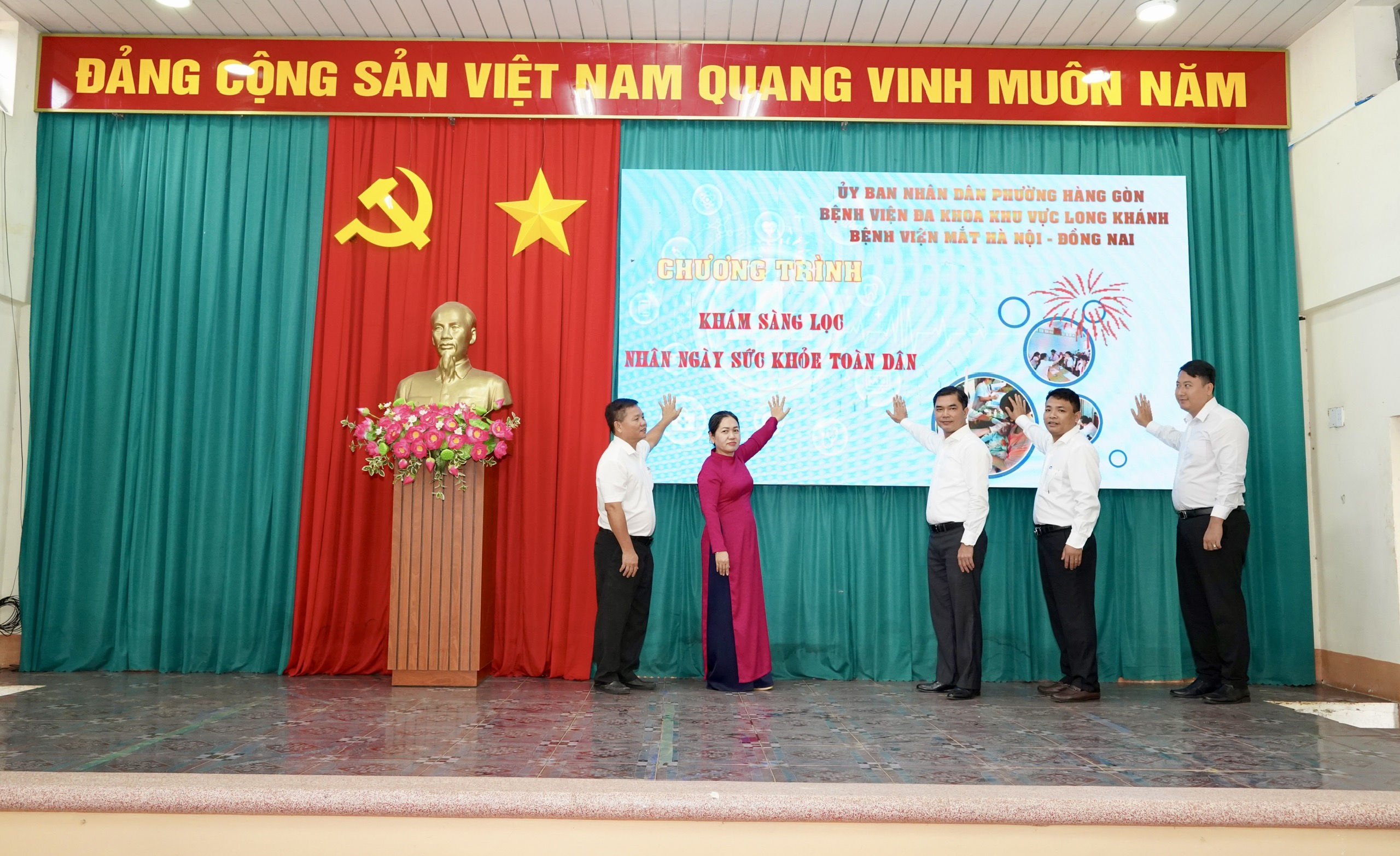 Các đồng chí lãnh đạo phường Hàng Gòn phát động chương trình khám sàng lọc nhân Ngày Sức khỏe toàn dân