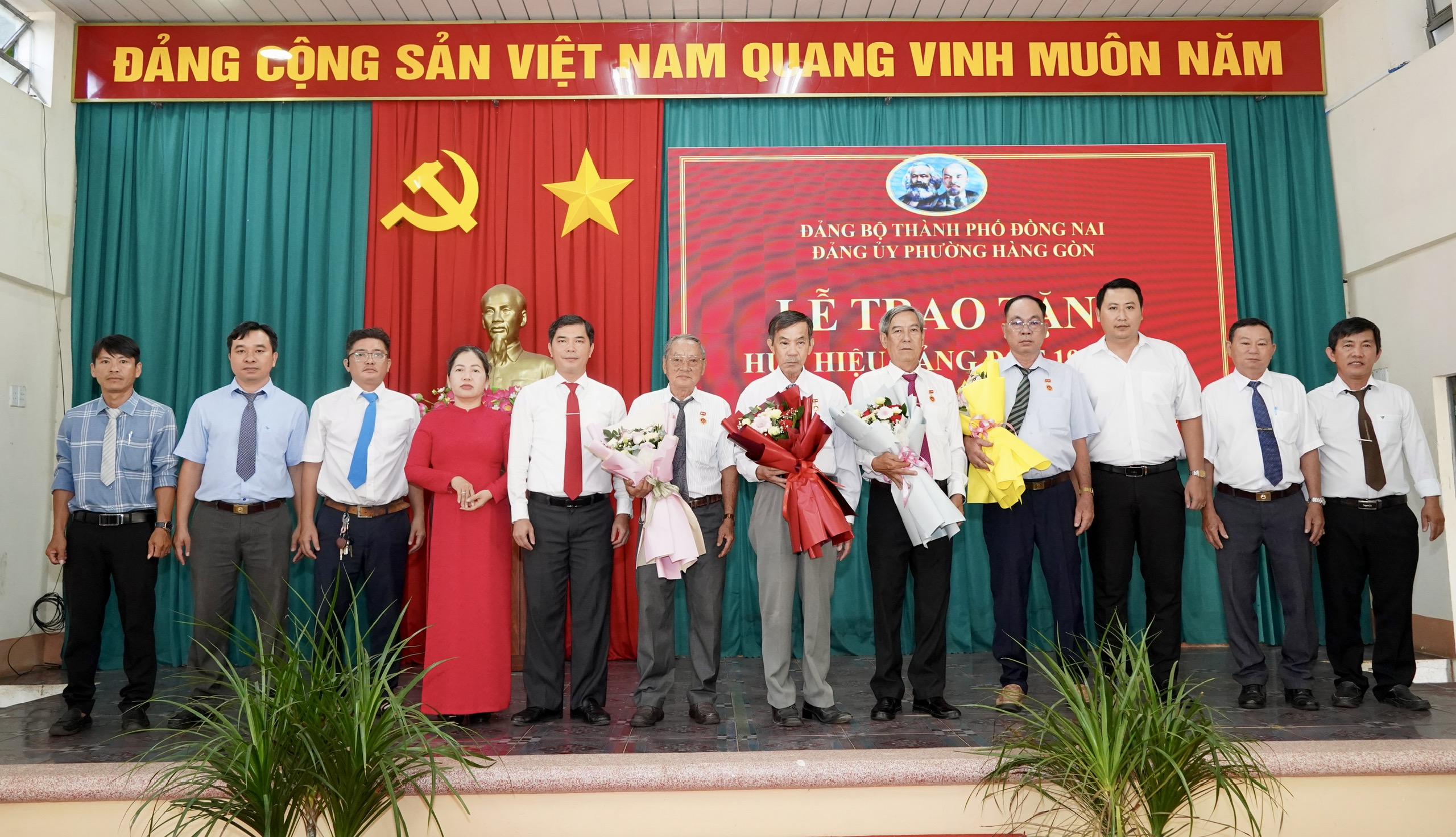 Tại buổi Lễ, Đảng ủy phường Hàng Gòn đã trao tặng Huy hiệu Đảng và hoa chúc mừng cho 04 đảng viên thuộc 02 Chi bộ (Khu phố Hàng Gòn và khu phố Đồi Rìu)