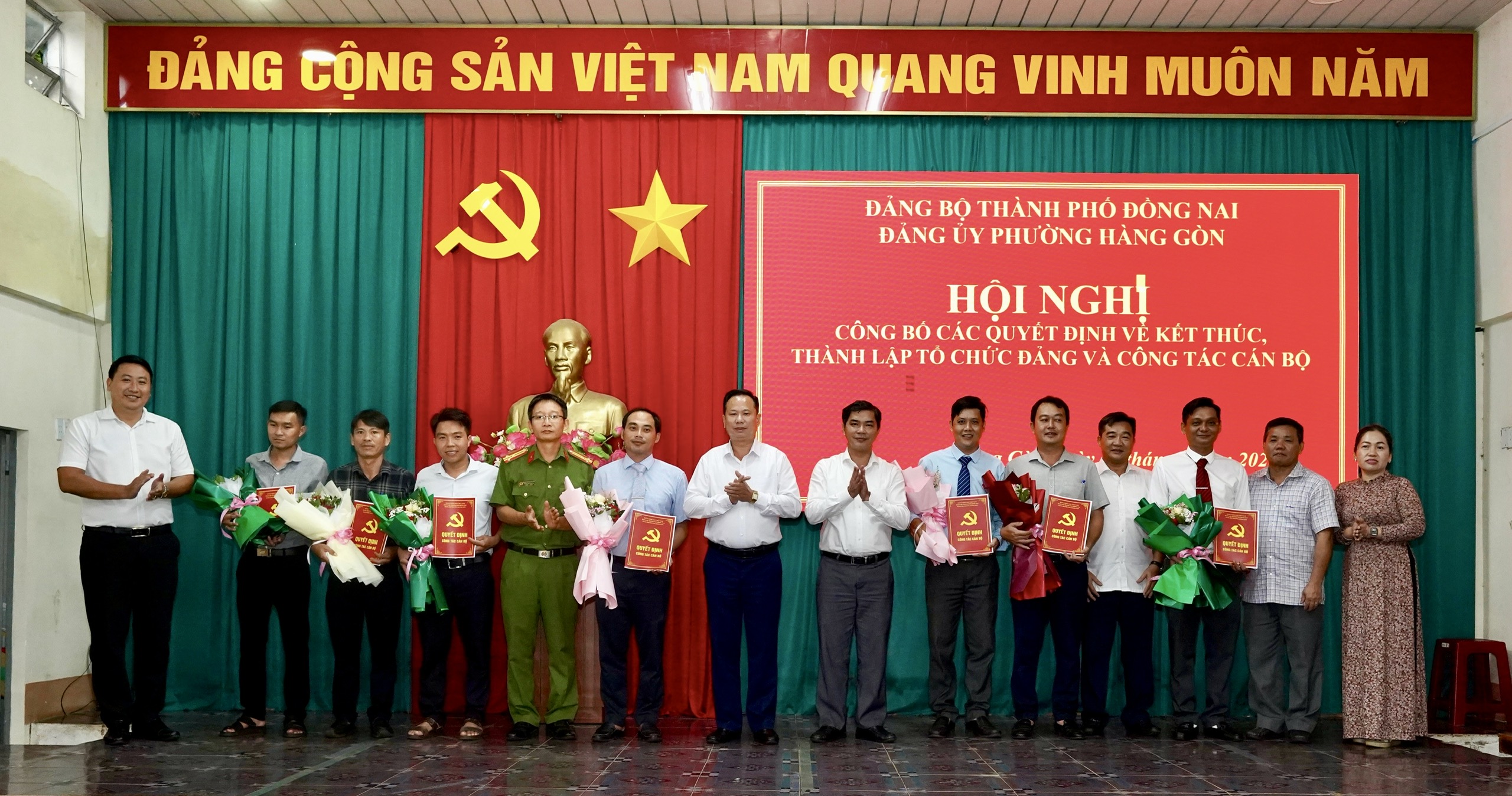 HỘI NGHỊ CÔNG BỐ CÁC QUYẾT ĐỊNH VỀ CÔNG TÁC CÁN BỘ SAU SẮP XẾP KHU PHỐ THEO CHỦ TRƯƠNG CỦA TRUNG ƯƠNG VÀ THÀNH ỦY ĐỒNG NAI.