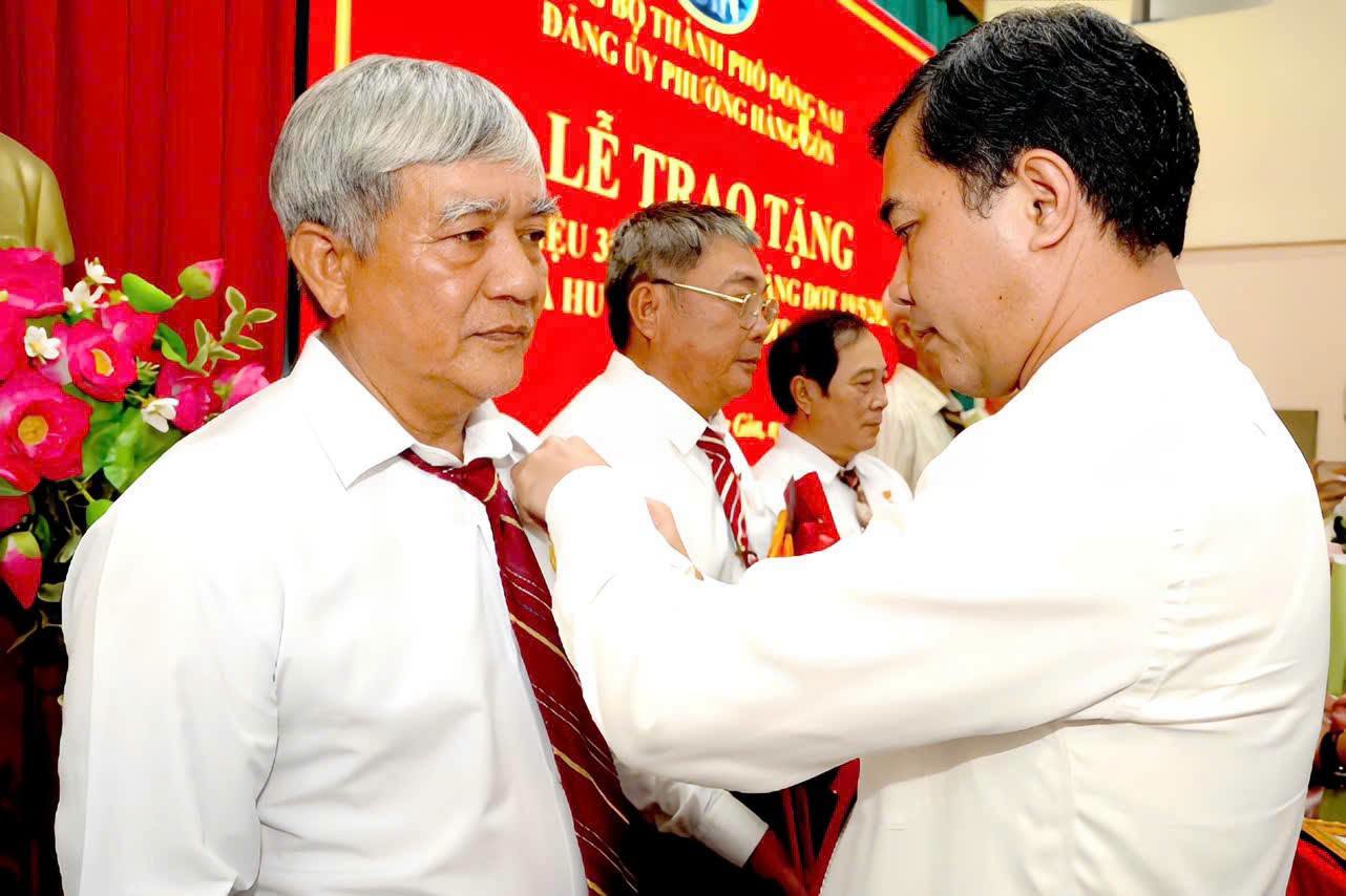 PHƯỜNG HÀNG GÒN TRAO TẶNG HUY HIỆU ĐẢNG ĐỢT 19/5/2026 VÀ ĐỢT 02/9/2026