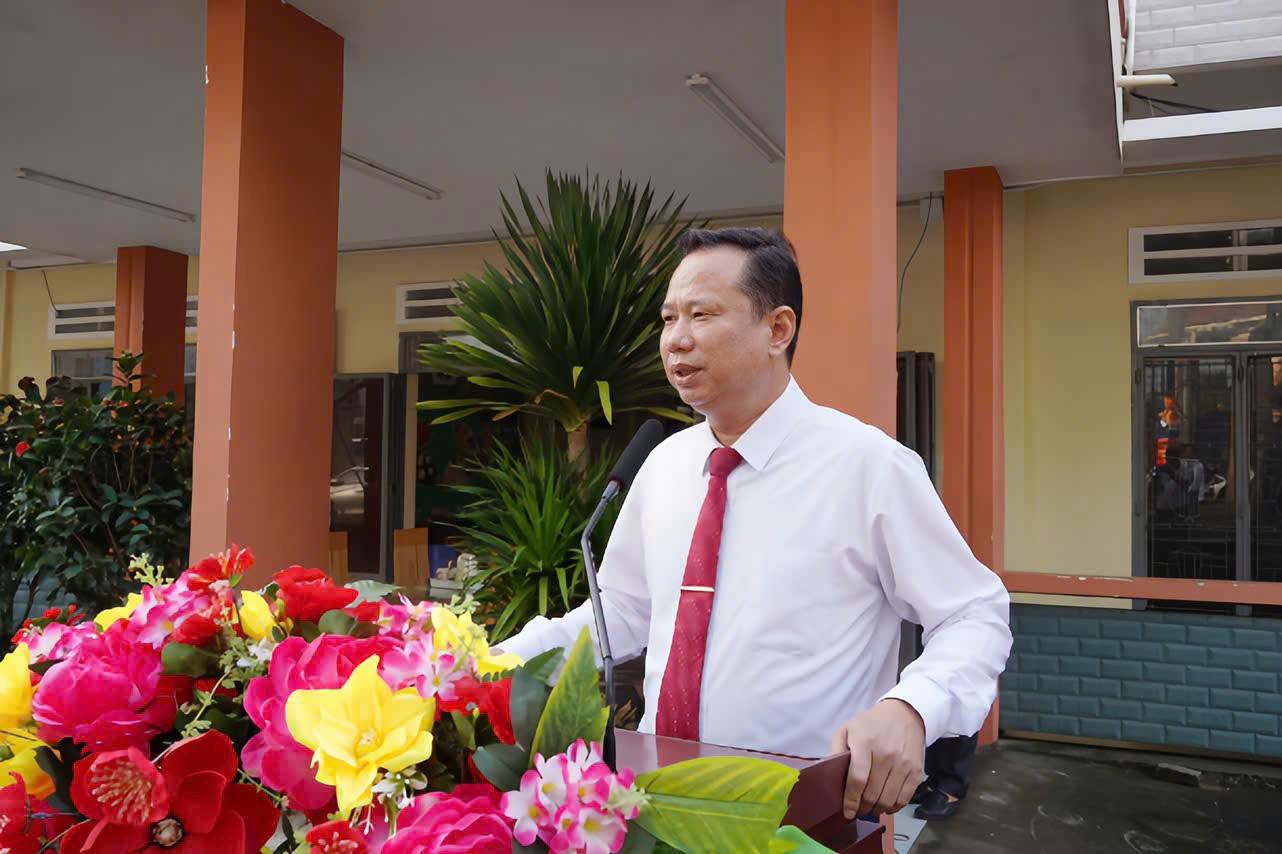 Đồng chí Nông Thanh Tuấn-Bí thư Đảng ủy, Chủ tịch HĐND phường phát biểu tại buổi chào cờ đầu tháng 9/2026